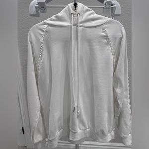 Iconic white hoodie with Pearls